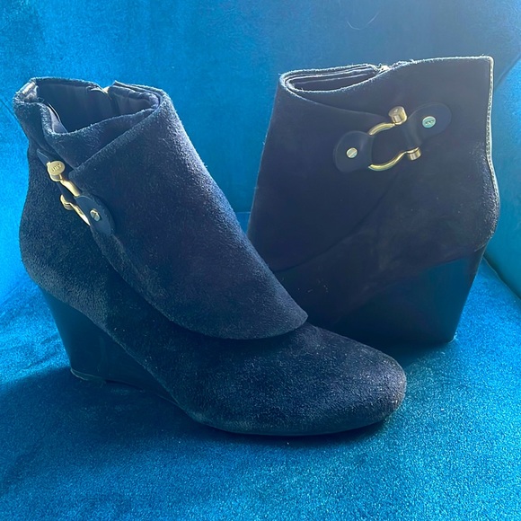 Jones New York Black Wedge Booties with Gold Detailing - Picture 1 of 5